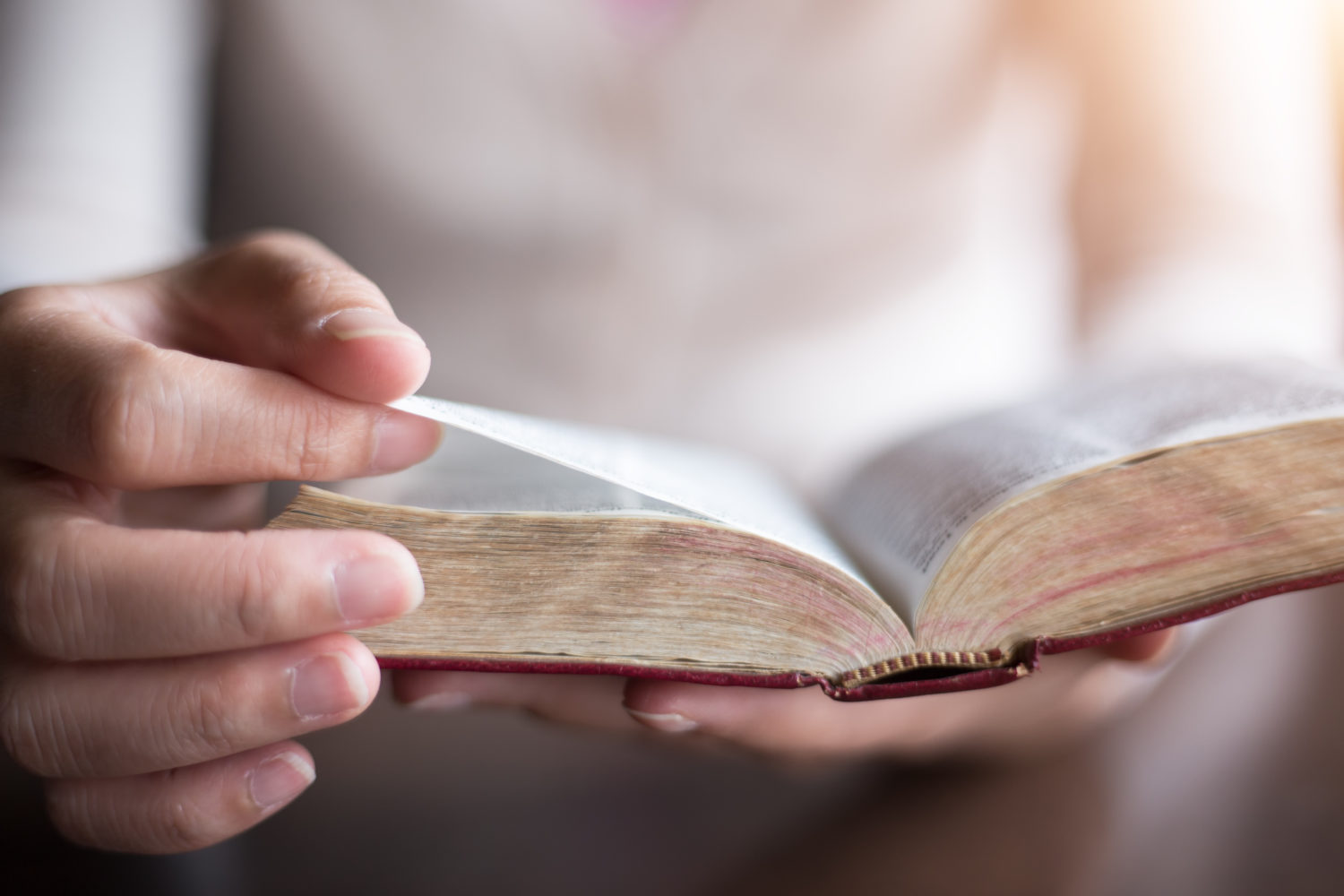 Bibel med en hand som vänder blad