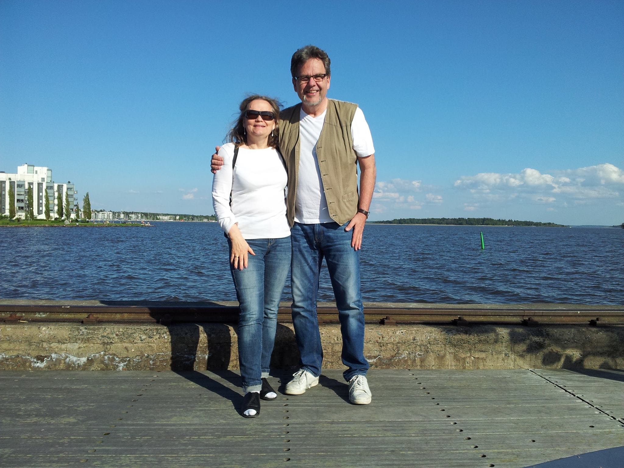 En kvinna och en man som står vid en sjö