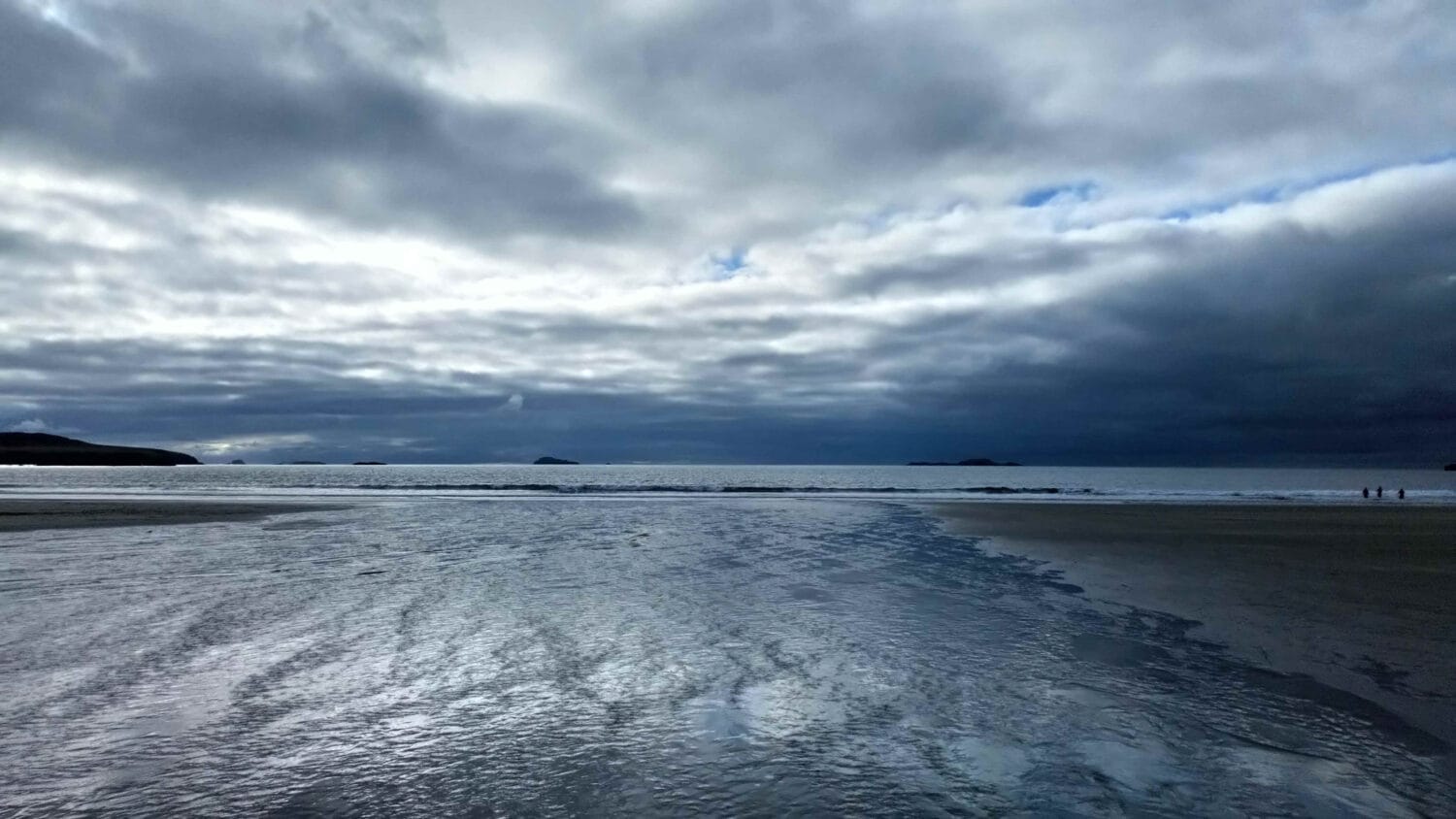 Flod som rinner ut i ett hav