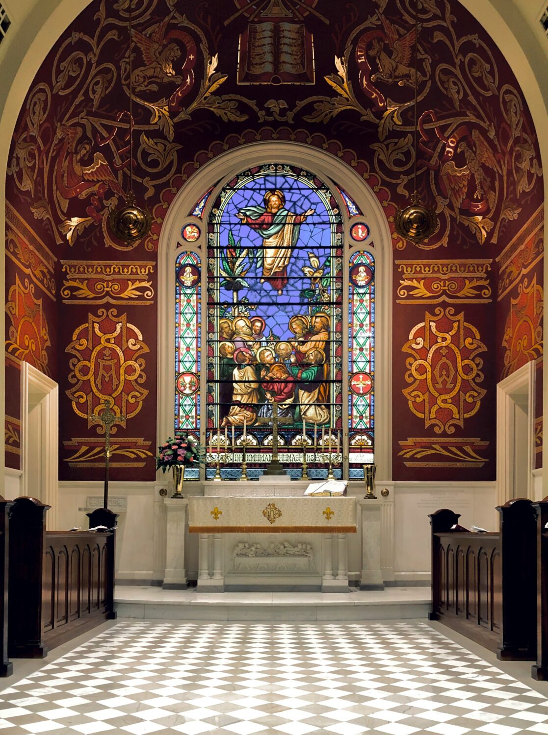 ett kyrkfönster med jesu himmelsfärd
